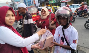 Meraih Keberkahan Ramadhan PPNI Kab. Gowa Bagi Bagi Takjil Ke Pengendara