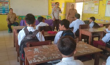 Bhabinkamtibmas Polsek Pebayuran Melakukan Pembinaan dan Penyuluhan Kepada Orang Tua Murid dan Anak Sekolah SDN Kertasari 02