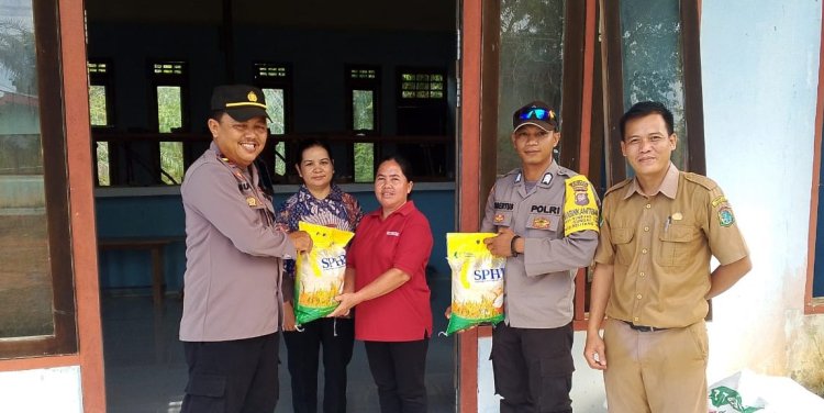 Cooling System di Desa Sungai Tapah, Polsek Belitang Hulu Salurkan Bantuan Beras