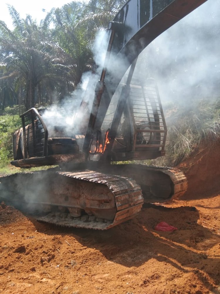 Jangkos di Pinggir Jalan Kebun PT SMP Habis Terbakar Bersama Satu Unit Excavator
