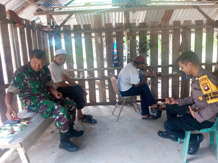 Komsos Babinsa Dan Bhabinkamtibmas Berikan Motivasi Kepada Pengerajin Mebel Didesa Binaanya