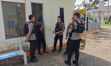 Enggang Polresta Pontianak Sampaikan Pesan Kamtibmas Melalui Patroli Dialogis Kepada Petugas Jaga Komplek Perumahan