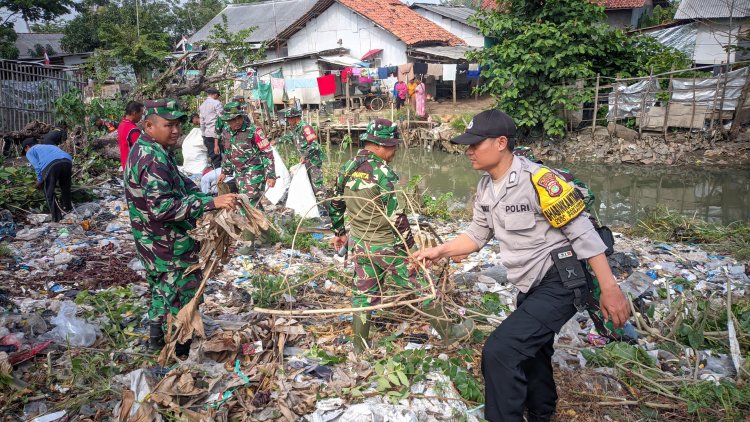 Karya Bakti Bhabinkamtibmas Polsek Pebayuran Membantu Koramil 11 Pebayuran Bersihkan Sampah di Bantaran Kali