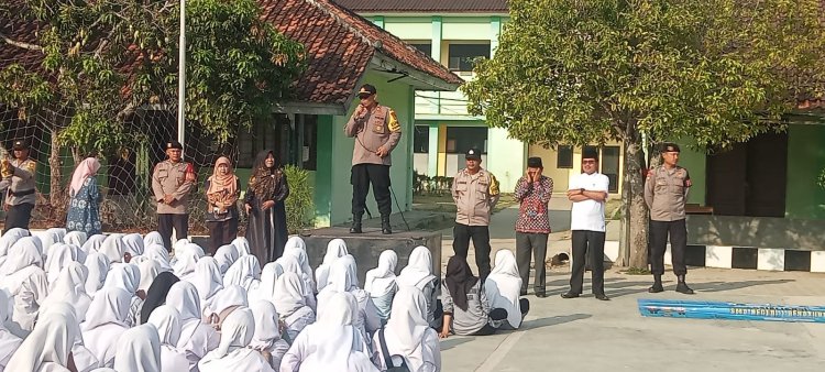 Melalui "Police Goes To School" Kapolsek Pebayuran Berikan Arahan Kepada Pelajar Tentang Bahaya Narkoba