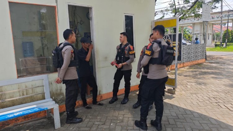 Enggang Polresta Pontianak Sampaikan Pesan Kamtibmas Melalui Patroli Dialogis Kepada Petugas Jaga Komplek Perumahan