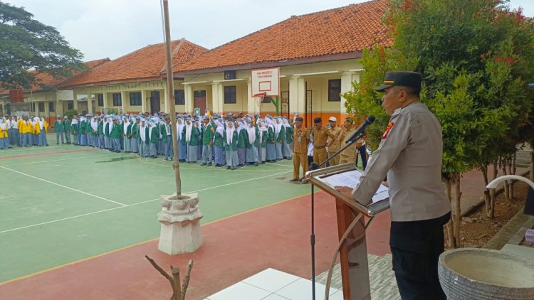 Berikan Himbauan Kepada Pelajar Kanit Binmas Polsek Tambelang Melaksanakan Kegiatan Police Goes To School