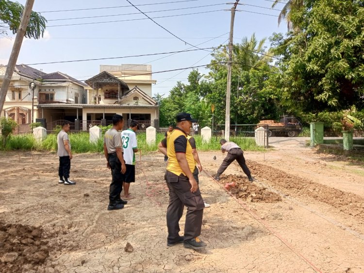 Dalam Mendukung Ketahanan Pangan Nasional Polsek Pebayuran Bersama Warga Menyiapkan Lahan Media Tanam Untuk Menanam Jagung