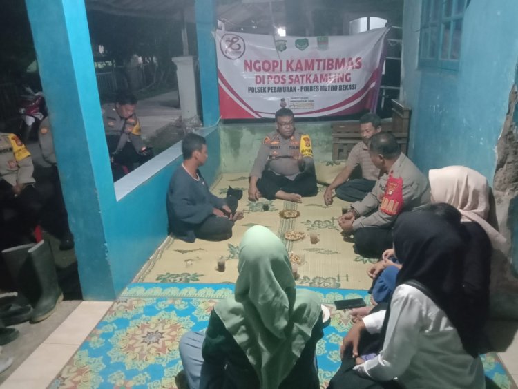Dalam Menjaga Kamtibmas Tetap Aman dan Kondusif Jelang Pilkada Kapolsek Pebayuran Giat Ngopi Kamtibmas Dengan Warga