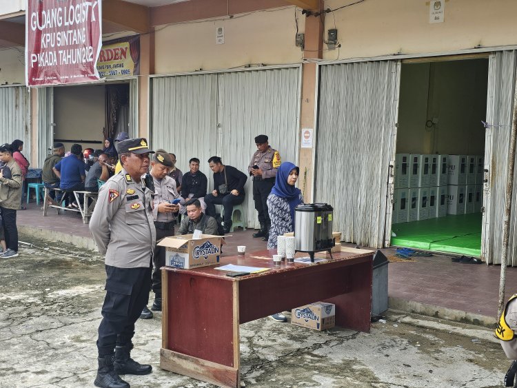 Polres Sintang Kawal Pergeseran Logistik Pilkada Serentak Menuju 3 Kecamatan Terjauh