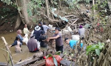POLSEK BADAU TURUT SERTA DALAM GOTONG ROYONG PEMBERSIHAN SUNGAI DI DESA BADAU