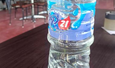 Temuan Air Meneral Dalam Botol Megandung Lumut Di Melawai 