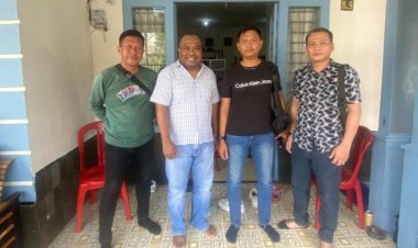 Vian Hasibuan Ketua DPD GM GRIB Jaya Kalbar berkunjung Di Kediaman Yohanes Bana Pembina GRIB Jaya Kalbar Di Perayaan Natal