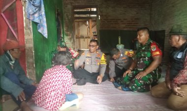 Kapolsek Pebayuran Bersama Danramil 11 Beserta Unsur Kecamatan, Menunjukkan 