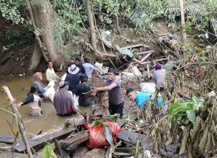 POLSEK BADAU TURUT SERTA DALAM GOTONG ROYONG PEMBERSIHAN SUNGAI DI DESA BADAU