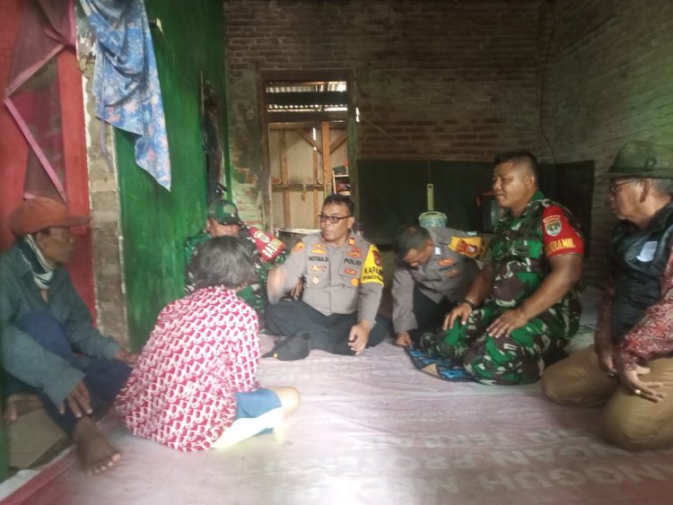 Kapolsek Pebayuran Bersama Danramil 11 Beserta Unsur Kecamatan, Menunjukkan