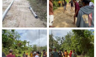 Prihatin Kondisi Terhadap Jalan poros Kabupaten Kecamatan Sepauk Dusun kelindang Desa sungai Raya Bergotong Royong Memperbaiki Jalan 