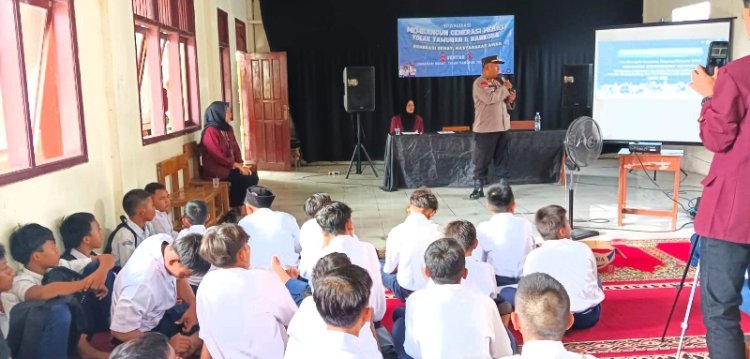 Kanit Binmas Polsek Pebayuran "Melalui Police Goes To School"Berikan Penyuluhan Kepada Siswa-Siswi MTS Darel Sofwah