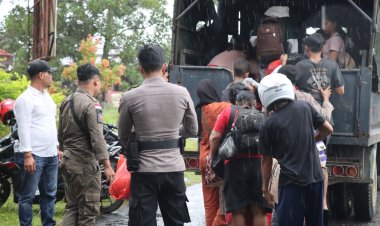 Polres Landak Antusias Fasilitasi Kepulangan Warga Pasca Banjir di Ngabang