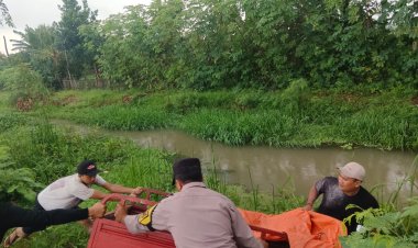 Gerak Cepat.!!! Bhabinkamtibmas Desa Karangpatri Polsek Pebayuran Bantu Kendaraan Warga Terperosok ke Kali