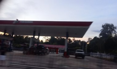 Di Duga SPBU Nomor 64.7870.004. Silat Hilir Jalan Lintas Selatan  Curang Dalam Pengisian Antrian