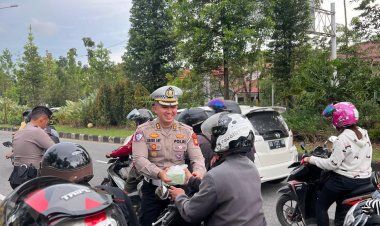 Polda Kalbar Bagi Takjil Gratis Kepada Masyarakat