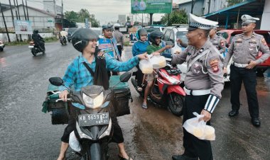 Ramadhan Mubarak Polres Ketapang Berbagi Takjil Sembari Edukasi Keselamatan Berlalu Lintas