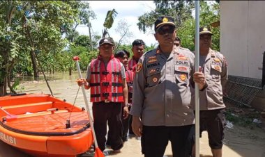 Turun Langsung.!!! Kapolsek Pebayuran Melaksanakan Pengecekan Pemukiman Warga Yang Tergenang Air Akibat Luapan Sungai Citarum 