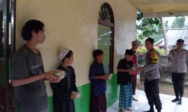 Berbagi Berkah Ramadhan Polsek Sebangki Bagikan Takjil kepada Santri dan Tokoh Masyarakat