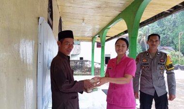 Bhayangkari Ranting Sebangki Berbagi Takjil Wujud Kepedulian di Bulan Ramadhan