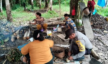 Bripka Marhadi Bhabinkamtibmas Desa Suka Maju Dampingi Warganya Mengolah Buah Enau Menjadi Kulang Kaleng