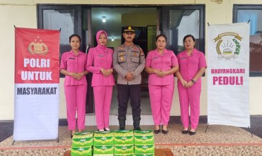 Peduli Sesama di Bulan Ramadhan, Polsek Monterado dan Bhayangkari Bagikan Takjil kepada Masyarakat 