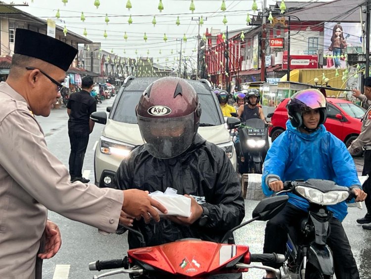 Indahnya Berbagi Satlantas dan Sat Binmas Polres Sambas Bagikan Takjil untuk Masyarakat Berbuka Puasa