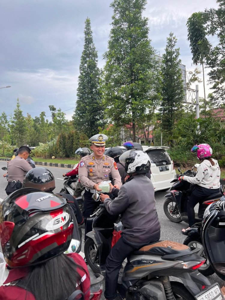 Polda Kalbar Bagi Takjil Gratis Kepada Masyarakat