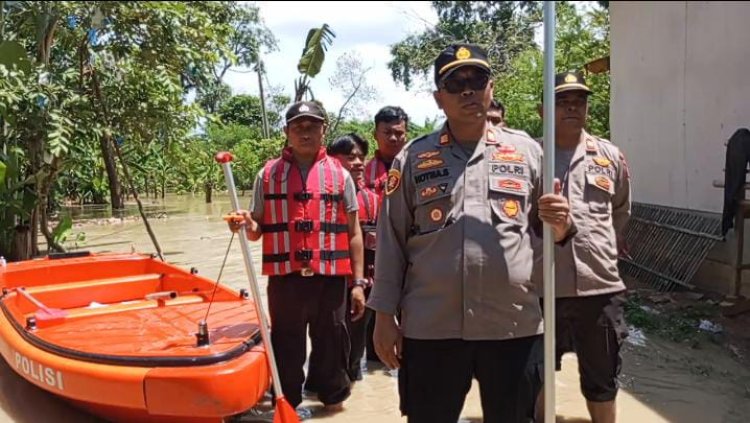 Turun Langsung.!!! Kapolsek Pebayuran Melaksanakan Pengecekan Pemukiman Warga Yang Tergenang Air Akibat Luapan Sungai Citarum 