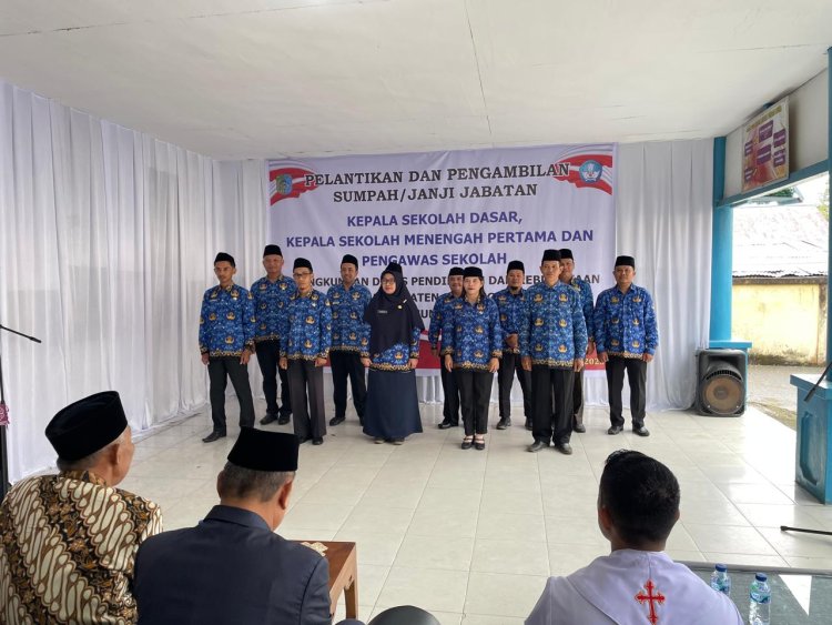 Yustinus Melantik 11 Pejabat Baru Dilingkungan Dinas Pendidikan Sintang.