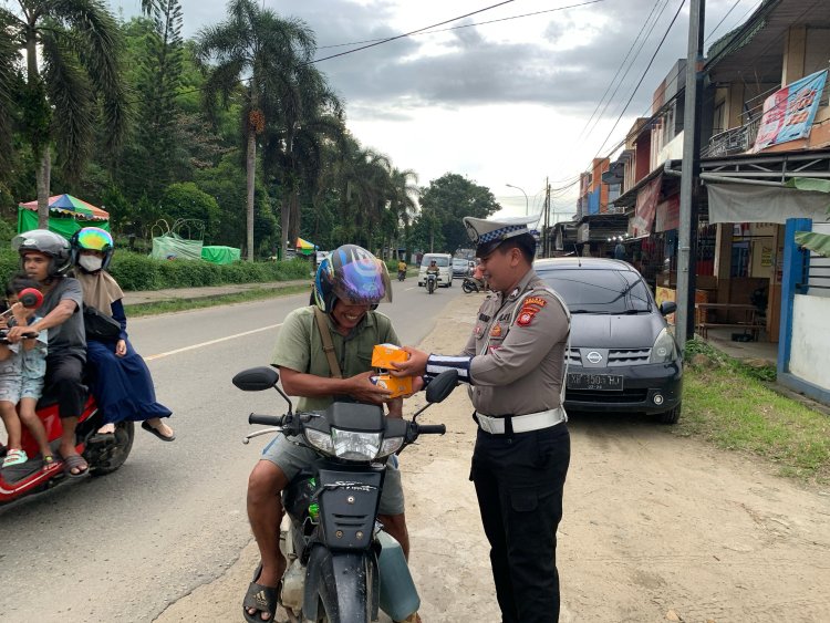 Berbagi Berkah Ramadhan, Polres Bengkayang Bagikan Takjil Gratis Kepada Pengguna Jalan