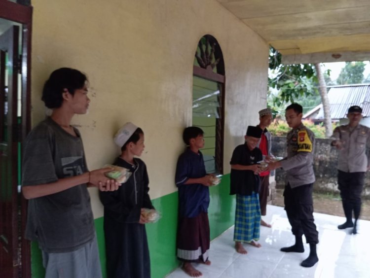 Berbagi Berkah Ramadhan Polsek Sebangki Bagikan Takjil kepada Santri dan Tokoh Masyarakat