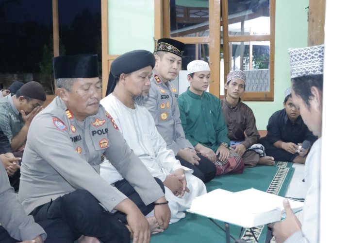 Kapolres Ketapang dan Warga Desa Kali Nilam Laksanakan Sholat Subuh Berjamaah dan Tadarus Al-Qur’an