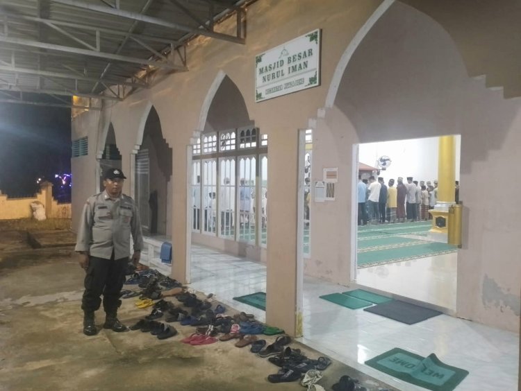 Personel Polsek Kuala Behe Laksanakan Pengamanan Shalat Tarawih 