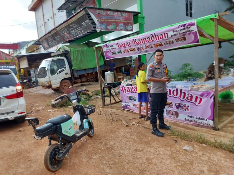 Berikan Rasa Aman Dan Kondusif Polsek Marau Berikan Pengamanan Pasar Juadah Di Bulan Suci Ramadhan