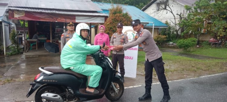 Ramadhan Berkah Polsek Menjalin Bagikan Takjil Kepada Masyarakat