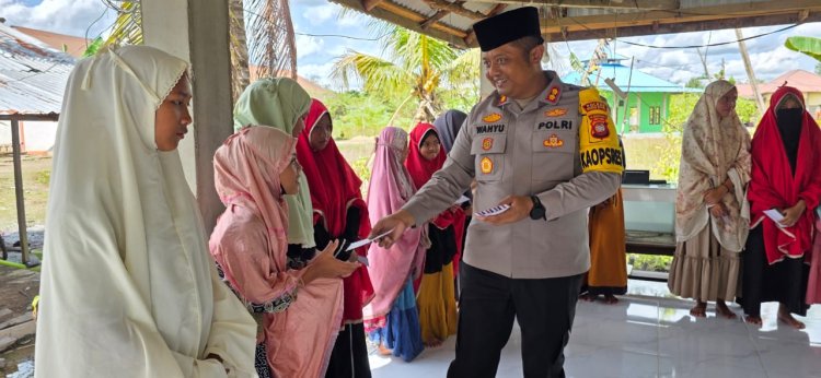 Kapolres Kubu Raya Safari Ramadhan ke Pondok Pesantren Bagikan Bansos untuk Santri