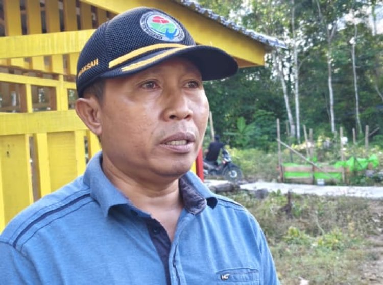 Kepala Desa Tanjung Ria Sepauk, Berikan Apresiasi Kepada Aipda Syamsuri Dalam Melestarikan Situs Sejarah.