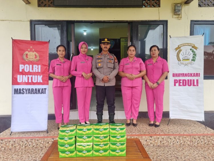 Peduli Sesama di Bulan Ramadhan, Polsek Monterado dan Bhayangkari Bagikan Takjil kepada Masyarakat 