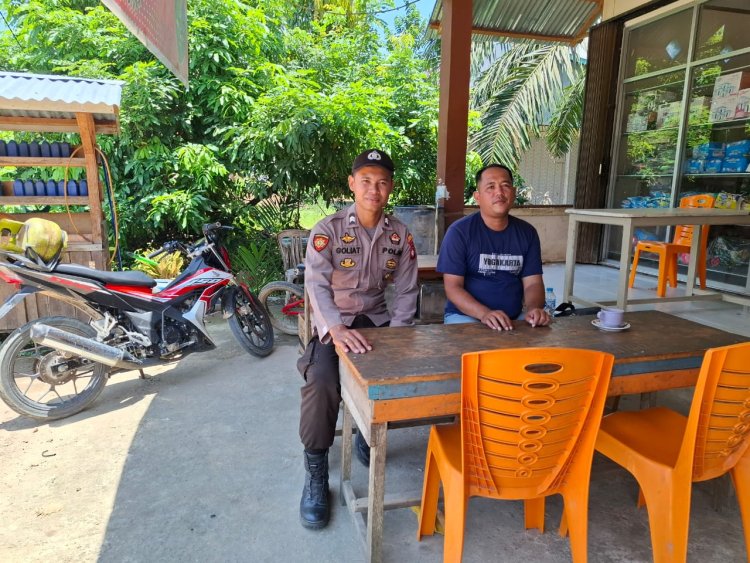 Sambangi Warga Yang Sedang Nongkrong Personel Polsek Kuala Behe Sampaikan Pesan Kamtibmas