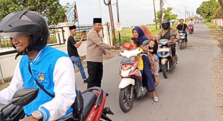 Kapolsek Tambelang Pimpin Langsung Pembagian Takjil Gratis Kepada Masyarakat Pengguna Jalan 