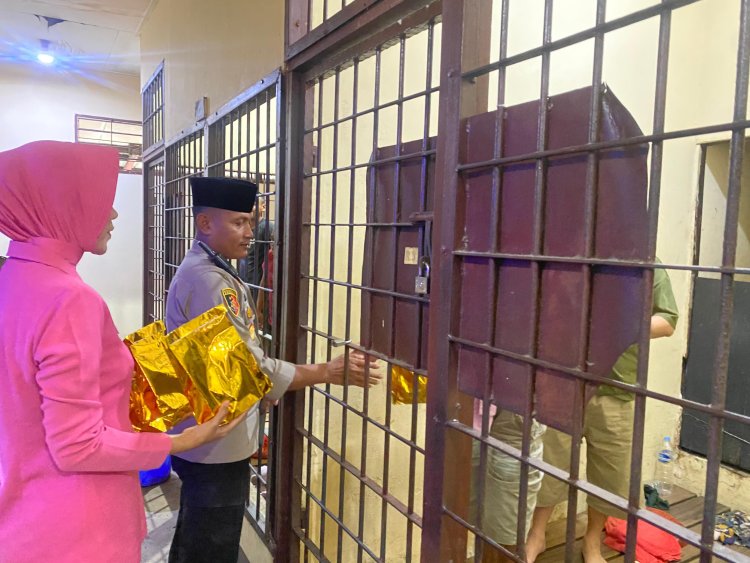 Kapolres Landak Berbagi Takjil dengan Tahanan Wujud Kepedulian Di Bulan Ramadhan
