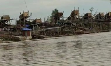 Terlihat Gagah Puluhan Lanting Jek PETI Beraksi Di Sungai Kapuas Desa Muntik Kecamatan Kapuas Kabupaten Sanggau