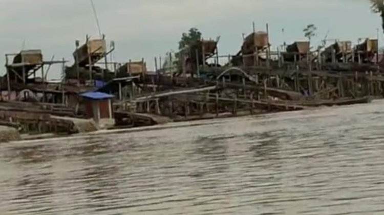 Terlihat Gagah Puluhan Lanting Jek PETI Beraksi Di Sungai Kapuas Desa Muntik Kecamatan Kapuas Kabupaten Sanggau