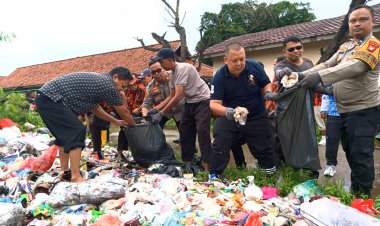 Turun Langsung Kapolsek Serang Baru Bersama Camat Beserta Ormas PP Gotong Royong Bersihkan Sampah